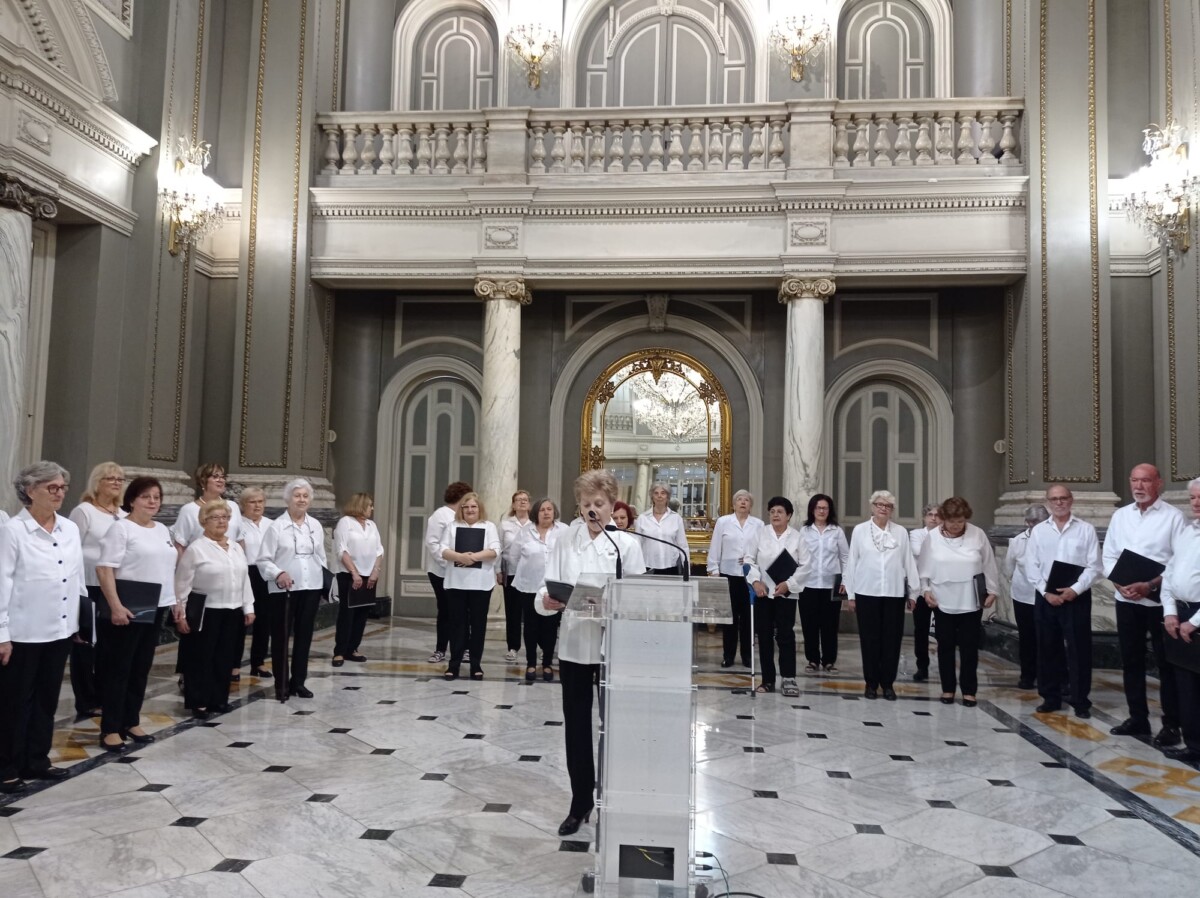 Actuación de la coral municipal de personas mayores de València.